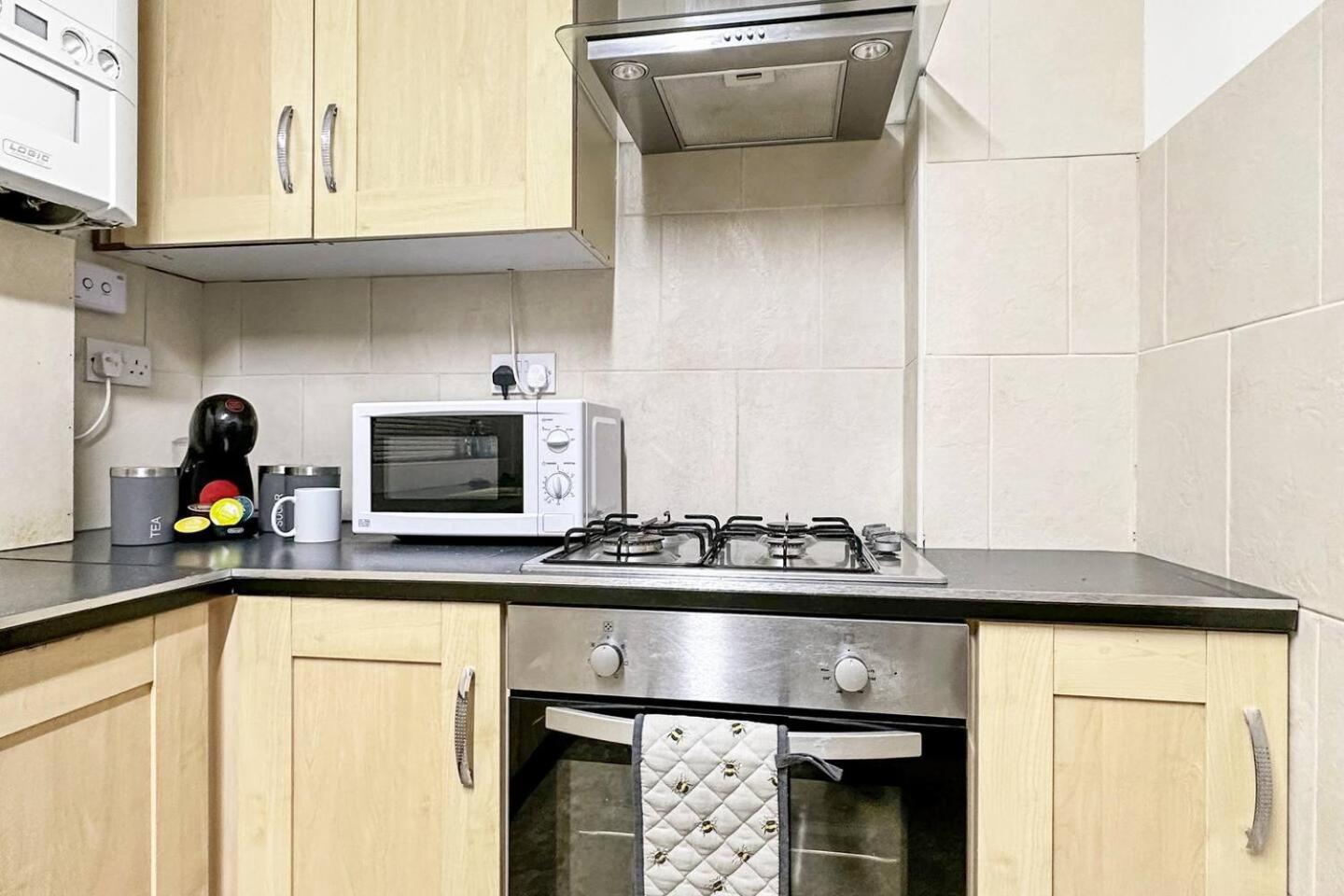 3 Bed Home In Tonypandy With Balcony View Room Llwynypia Zewnętrze zdjęcie