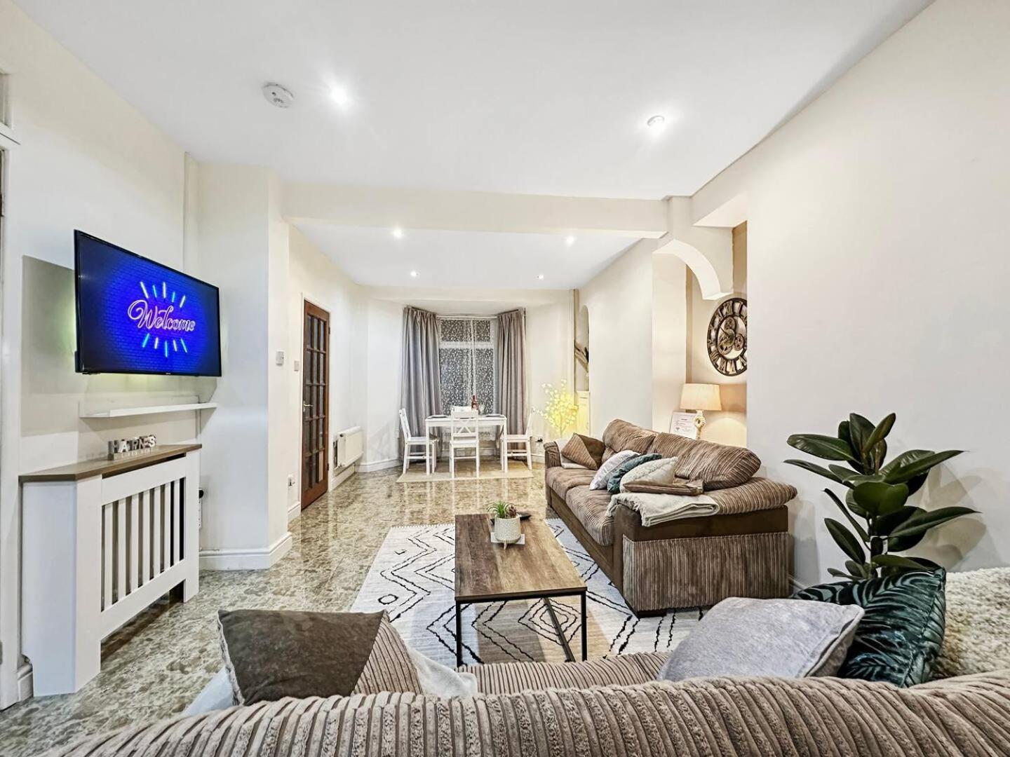 3 Bed Home In Tonypandy With Balcony View Room Llwynypia Zewnętrze zdjęcie