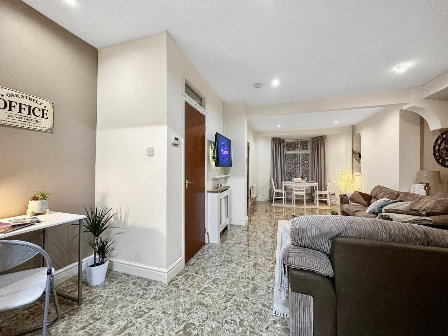 3 Bed Home In Tonypandy With Balcony View Room Llwynypia Zewnętrze zdjęcie