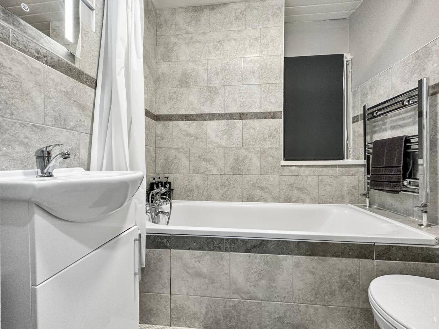 3 Bed Home In Tonypandy With Balcony View Room Llwynypia Zewnętrze zdjęcie