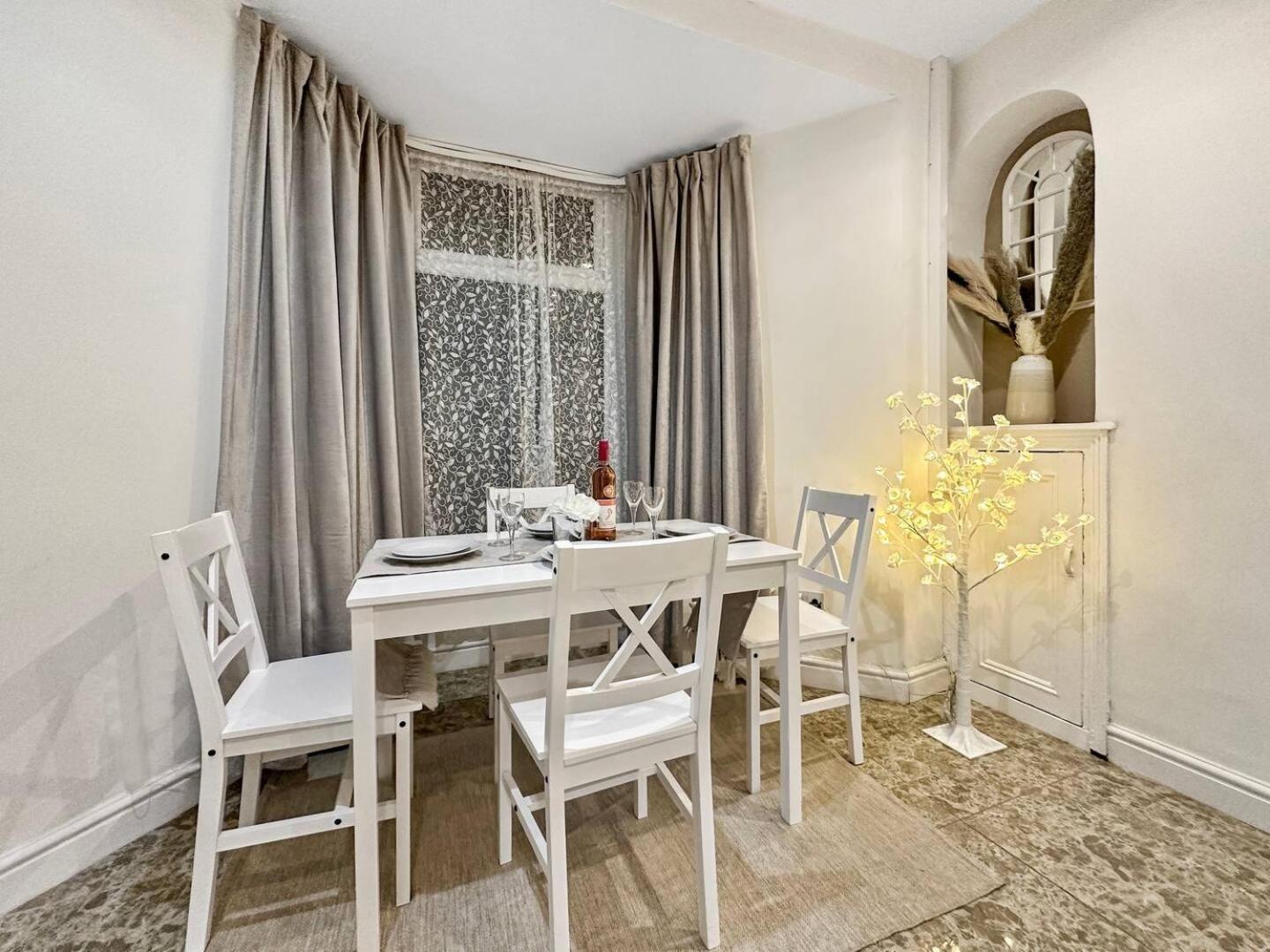 3 Bed Home In Tonypandy With Balcony View Room Llwynypia Zewnętrze zdjęcie