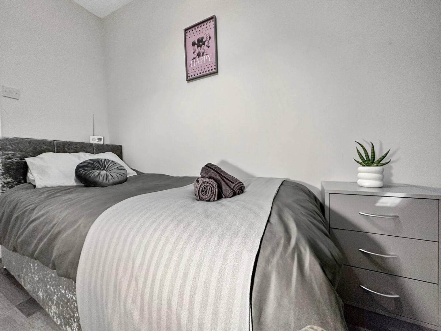 3 Bed Home In Tonypandy With Balcony View Room Llwynypia Zewnętrze zdjęcie