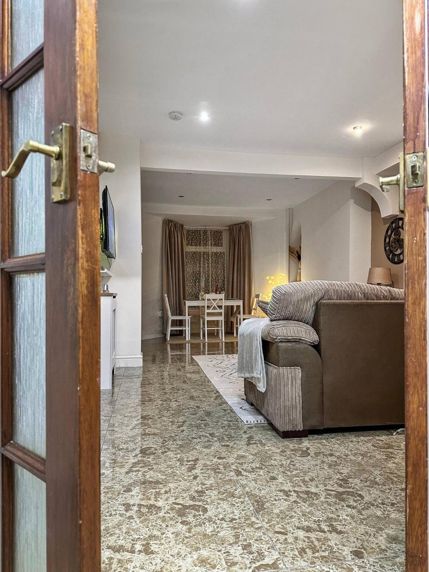 3 Bed Home In Tonypandy With Balcony View Room Llwynypia Zewnętrze zdjęcie