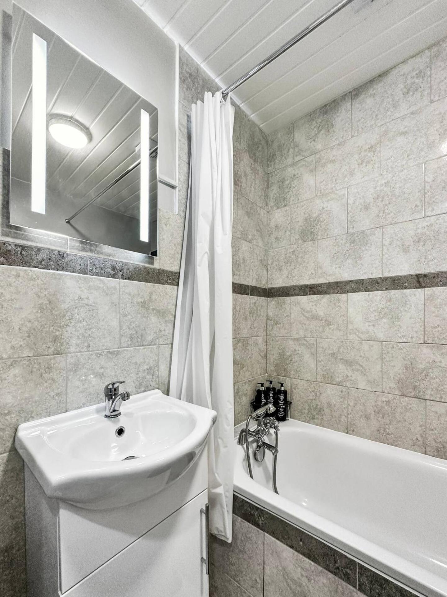 3 Bed Home In Tonypandy With Balcony View Room Llwynypia Zewnętrze zdjęcie