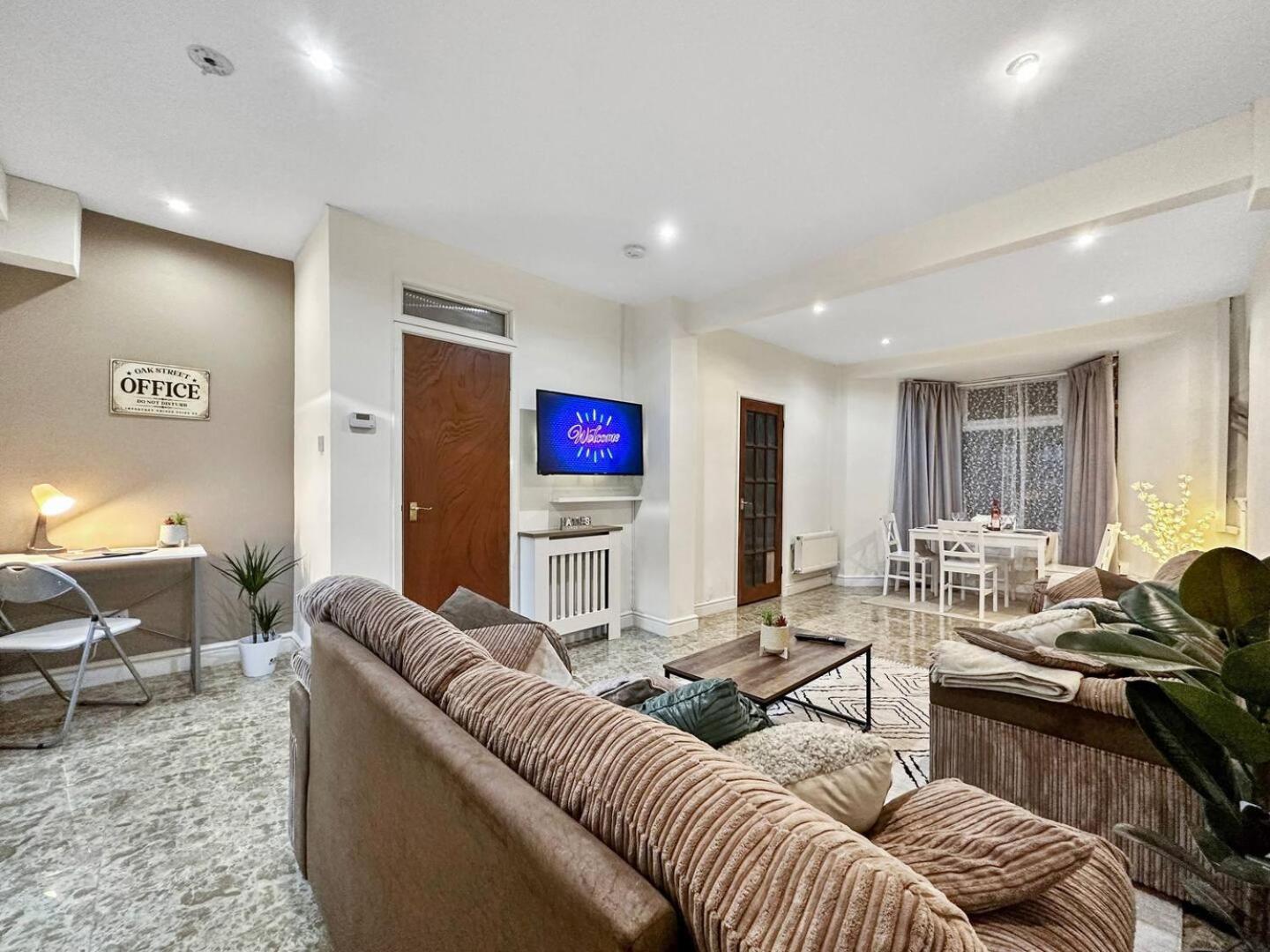 3 Bed Home In Tonypandy With Balcony View Room Llwynypia Zewnętrze zdjęcie